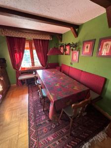 ein Esszimmer mit einem Tisch und Stühlen in einem Raum in der Unterkunft APPARTAMENTO SAUZE D'OULX in Sauze dʼOulx + 21 Fotos