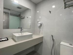 HPY Hotel في ايبوه: حمام مع حوض ومرآة ومرحاض