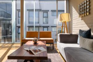 Una sala de estar con un sofá y una mesa de café. en AR 218 Hotel by ULIV, en Ciudad de México