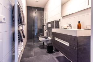 łazienka z toaletą i umywalką w obiekcie Villa Zoutelande w mieście Zoutelande