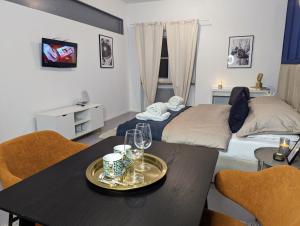 Camera con tavolo da pranzo e letto di Bella Luna Luxury Suites - Chic Residence in Historic Square a Varsavia