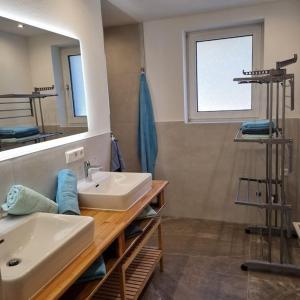 uma casa de banho com um lavatório e um espelho em Appartement-Reiteralm Schober em Schladming