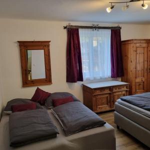 um quarto com uma cama, uma cómoda e uma janela em Appartement-Reiteralm Schober em Schladming