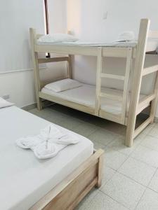 - 2 lits superposés installés côte à côte dans une chambre dans l'établissement Cabaña 8 Arrecifes, à Coveñas