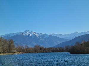 vistas a un lago con montañas en el fondo en Le st jean 1 en Saint-Jean-de-la-Porte