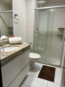 uma casa de banho com um chuveiro, um WC e um lavatório. em Apartamento em Barra Bali, Resort de Luxo, Barra de São de Miguel - 223 na Barra de São Miguel