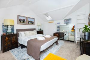 1 Schlafzimmer mit einem großen Bett und einem Badezimmer in der Unterkunft Unique stylish 1BR flat near Columbia Road in London
