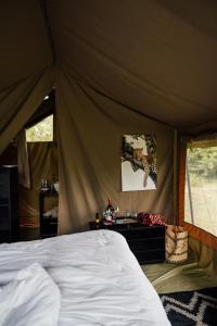 sypialnia z łóżkiem w namiocie w obiekcie Olimba Mara Camp w mieście Mara Simba