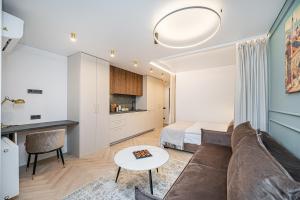 un soggiorno con divano e letto di A&I city view apartment a Vilnius