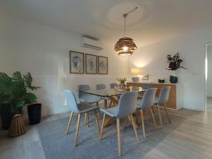 - une salle à manger avec une table et des chaises dans l'établissement WelcomeBuddy - Villa Mar Azul - Mosteiros Beach, à Mosteiros