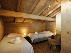 2 Betten in einem Zimmer mit Holzdecken in der Unterkunft Chalet La Clusaz, 5 pièces, 8 personnes - FR-1-304-262 in La Clusaz
