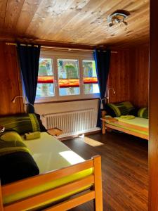 een kamer met 2 bedden en een raam bij Haus Bergkristall in Herbriggen