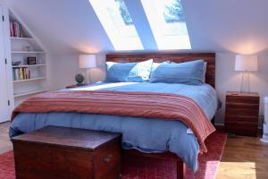 Schlafzimmer mit einem großen Bett mit einem Kopfteil aus Holz in der Unterkunft Charming Scandinavian Modern Riverfront Fishhouse in Hailey