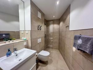 La salle de bains est pourvue d'un lavabo blanc et de toilettes. dans l'établissement Appartement House Jena, à Iéna