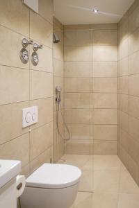 een badkamer met een douche, een toilet en een wastafel bij Appartement House Jena in Jena