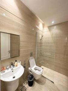 a bathroom with a sink and a toilet and a shower at Hittin Luxurious Stay 5 minutes to Boulevard شقة حطين المميزة 5 دقائق للبوليفارد in Riyadh