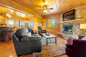 - un salon avec un canapé et une cheminée dans l'établissement Red Sky Lodge, à Sevierville