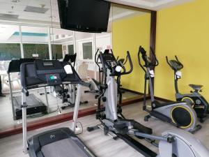 un gimnasio con varias bicicletas estáticas y TV de pantalla plana en Sierra Huasteca Inn, en Ciudad Valles