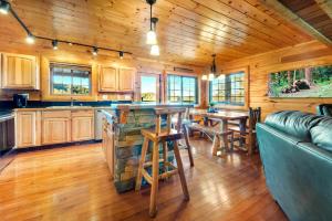 - une cuisine avec un canapé et une table dans une cabine dans l'établissement Red Sky Lodge, à Sevierville