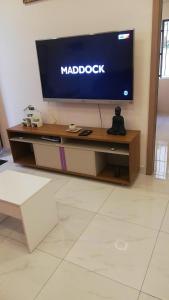 TV de pantalla plana grande en la parte superior de una mesa en NAYUHA apt B, en Flic en Flac
