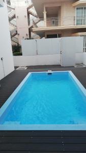 Una gran piscina azul frente a un edificio en NAYUHA apt B, en Flic en Flac