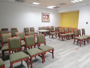 una sala de espera vacía con sillas y mesas en Sierra Huasteca Inn en Ciudad Valles