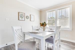 Ảnh trong thư viện ảnh của Quiet Grove Hill Cottage with Wraparound Deck! ở Grove Hill +20 ảnh