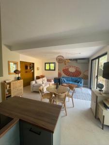 Una televisión o centro de entretenimiento en Charmant rez de jardin de villa