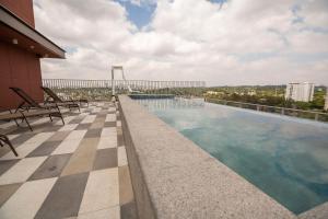 a swimming pool on the roof of a building at Metro Brooklin - Be Urban in Sao Paulo