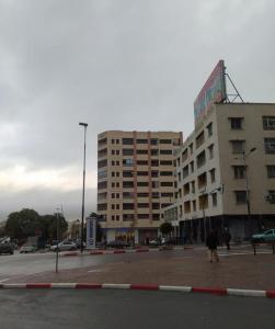 ein großes Gebäude mitten in einer Straße in der Unterkunft Nouvel Appartement Hamria in Meknès