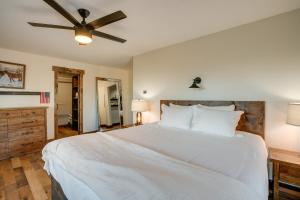 um quarto com uma grande cama branca e uma ventoinha de tecto em Stateline Mountain Cabin 3 Mi to Heavenly Resort em Stateline