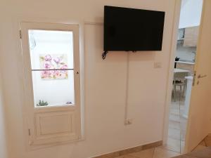 オーリアにあるELISEA HOUSE MARIO PAGANOの壁にテレビが付いた部屋