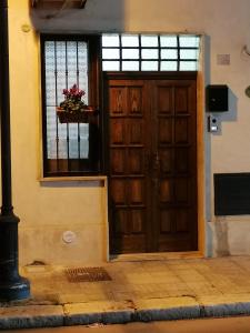 Una puerta de madera en una habitación con ventana en ELISEA HOUSE MARIO PAGANO, en Oria