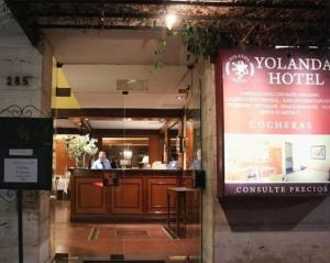 una persona sentada en el mostrador de un restaurante en Cordoba Yolanda Hotel en Córdoba