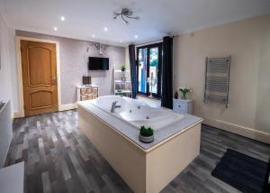 a large bathroom with a large tub in a room at THE MIRAGE in Market Rasen