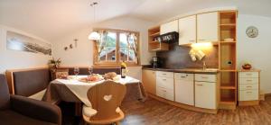 A kitchen or kitchenette at B&B Appartments Cudlea