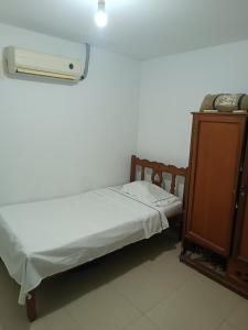 Casa Yoya في سانتا مارتا: سرير صغير وكابينة في الغرفة