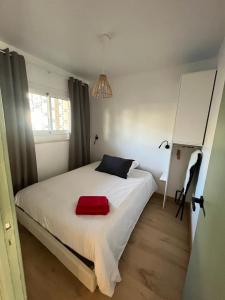 Postel nebo postele na pokoji v ubytování 3 Piéces confort climatisé vue mer, 4 personnes à Saint-Jean Cap Ferrat à proximité de monaco et menton