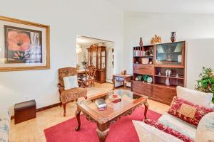 Χώρος καθιστικού στο Private Yard and Covered Deck Vintage Windsor Home