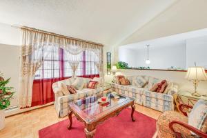 Χώρος καθιστικού στο Private Yard and Covered Deck Vintage Windsor Home