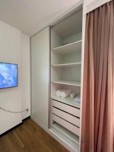 Una televisión o centro de entretenimiento en Flat em Brasília - Park Sul