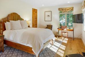 um quarto com uma cama grande e uma secretária em Luxury Warm Springs River Home em Ketchum