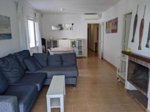 sala de estar con sofá azul y chimenea en Apartamento Playa, en S'Agaró