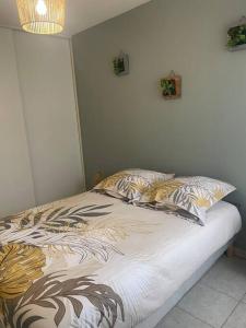 a bedroom with a bed with white sheets and pillows at Le Central-Proche Gare et Genève in Annemasse