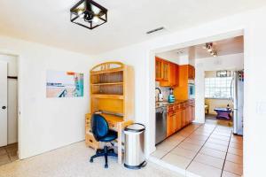 - une cuisine avec un bureau et une chaise dans la chambre dans l'établissement Private 3 bedroom waterfront Villa with pool, à Clearwater Beach