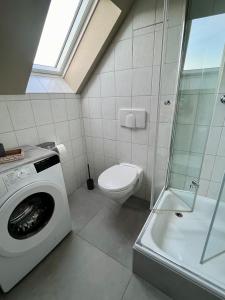 Ein Badezimmer in der Unterkunft FEWO "Rabennest " Gemütliche Wohnung nahe Rabensteinklinikum - kein separates Schlafzimmer, Studiowohnung