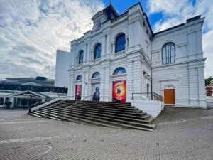 un gran edificio blanco con escaleras delante en City Center Getaway 3 by Berti en Stavanger
