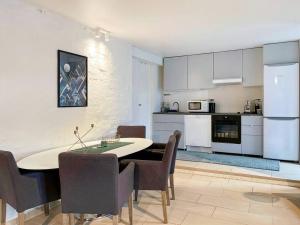 A kitchen or kitchenette at City Center Getaway 3 by Berti