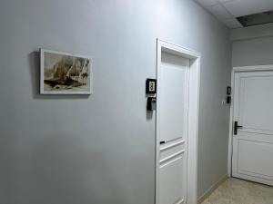 a white room with a picture on the wall at Downtown Inn Madaba in Madaba