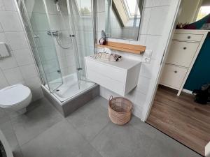 ein Badezimmer mit Waschbecken, Dusche und Toilette in der Unterkunft FEWO "Rabennest " Gemütliche Wohnung nahe Rabensteinklinikum - kein separates Schlafzimmer, Studiowohnung in Chemnitz + 37 Fotos